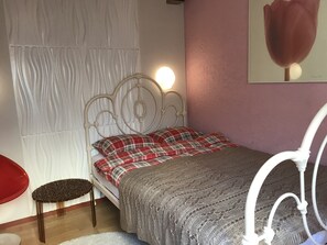 1 slaapkamer, een strijkplank/strijkijzer, wifi, beddengoed
