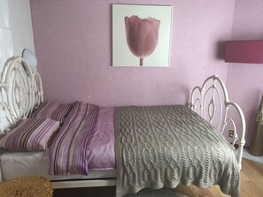 1 slaapkamer, een strijkplank/strijkijzer, wifi, beddengoed