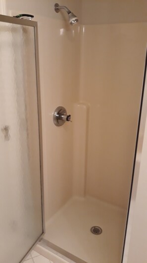 Badewanne, Whirlpool, Haartrockner, Handtücher