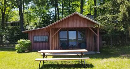 ¡Donde las acogedoras cabañas frente al lago se encuentran con las impresionantes aguas del lago Torch!