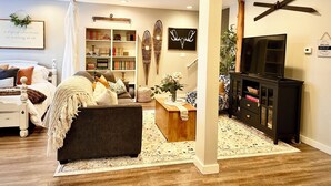 TV, fireplace, video games, DVD player - Lovely 3br/2ba Hideaway! Great for Groups & Families! Inlet & Denali Views (Anchorage)
