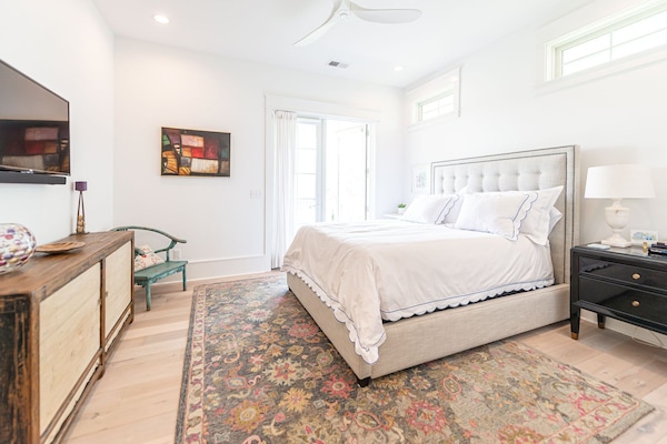 West Suite Queen bed. Luxury linens. Original art.