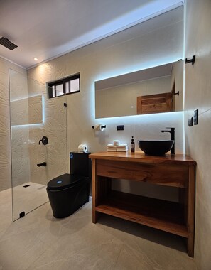 Shower, rainfall showerhead, designer toiletries, hair dryer - Calathea Hotel Monteverde (Monteverde)