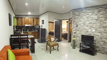 32-inch Smart TV with satellite channels, TV, Netflix