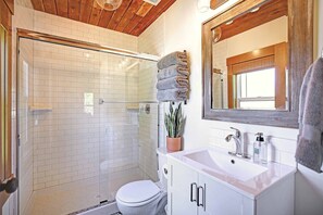 Regadera, secadora de cabello, toallas, jabón