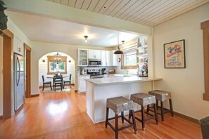 雪櫃、微波爐、焗爐、爐具