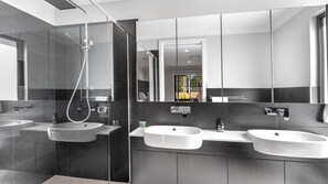 Douche, sèche-cheveux, serviettes fournies