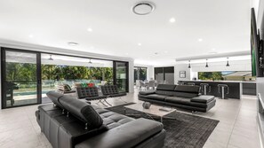 Fernseher, Kamin, Arbeitsbereiche