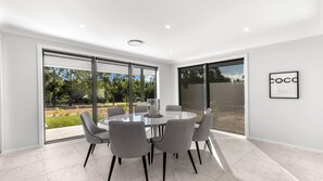 Dining - RESIDENCE - THE VINTAGE HOLIDAY HOUSES (Pokolbin)