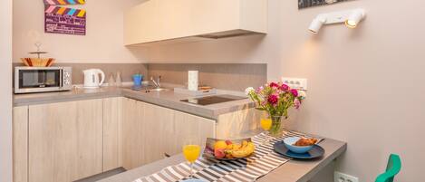 Geladeira, micro-ondas, cooktop, lava-louças