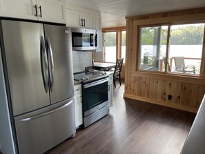 Kylskåp, mikrovågsugn, ugn och spishäll
