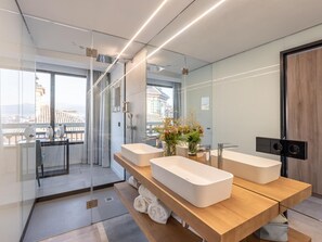 Dusj, hårføner, håndklær og såpe
