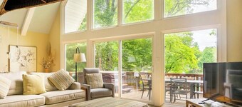 LKN Lakefront Escape - 5BR, Hot Tub, Fire Pit, Kayaks - Pets, Boat Options