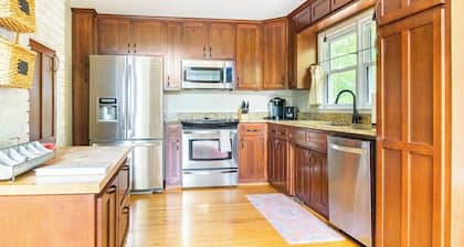 LKN, Kayaks, Views, Golf Club, Hot Tub, 3 Suites, Fire Pit, Pets,5 BR, Boat Opts