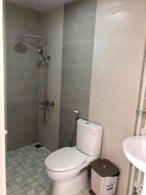 Shower, slippers, soap, shampoo - Minh Trang Motel (Chau Doc)