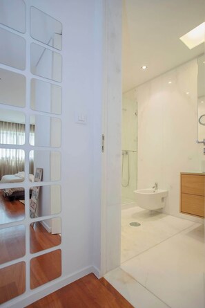 Shower, hair dryer, towels - Liiiving in Porto - Balcony Dragao View (Porto)