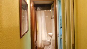 Ensemble douche/baignoire, serviettes fournies