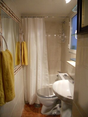 Combined shower/bathtub, towels