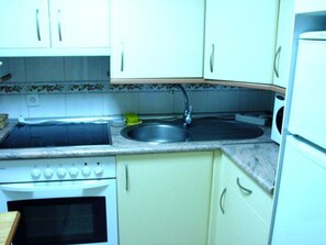 Frigorífico, microondas, horno y placa de cocina