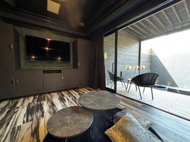 Deluxe Suite | Down comforters, desk, laptop workspace, soundproofing