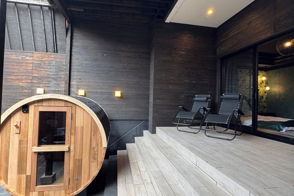 Deluxe Suite | Bathroom | Free toiletries, hair dryer, bathrobes, slippers