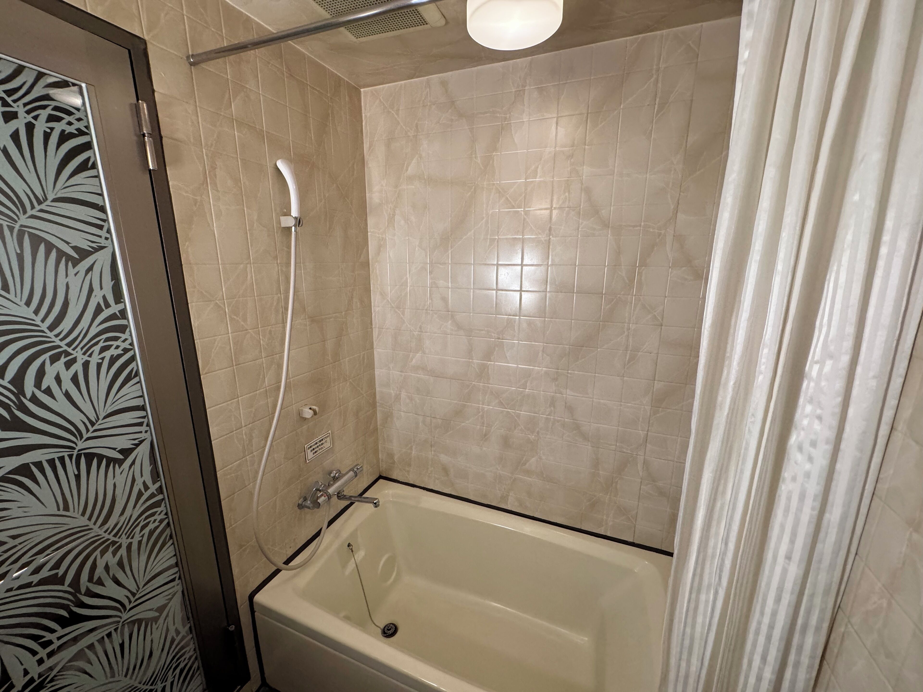 Une salle de bain avec une baignoire, une douche et des toilettes.
