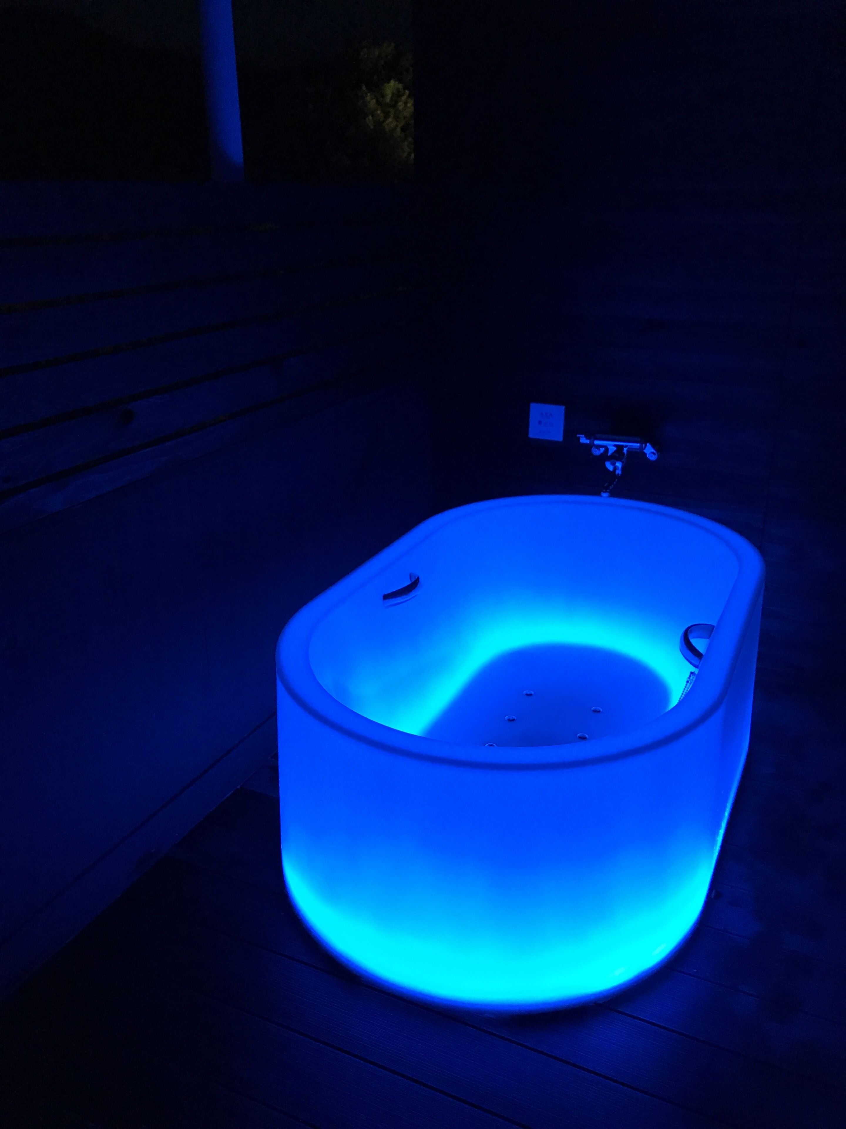 Eine Badewanne mit blauem Licht.