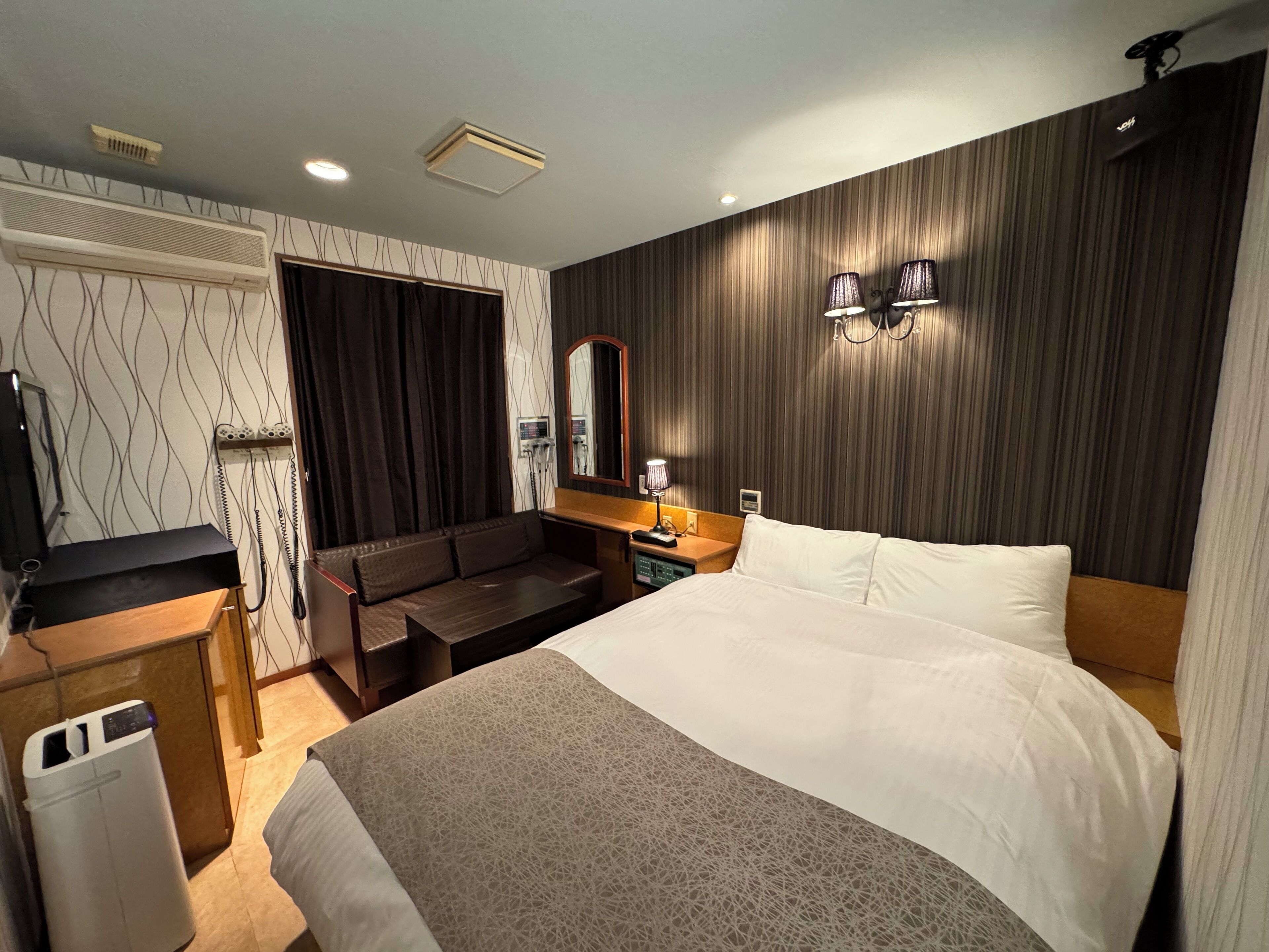 經濟雙人房 | 羽絨被、書桌、手提電腦工作空間、隔音