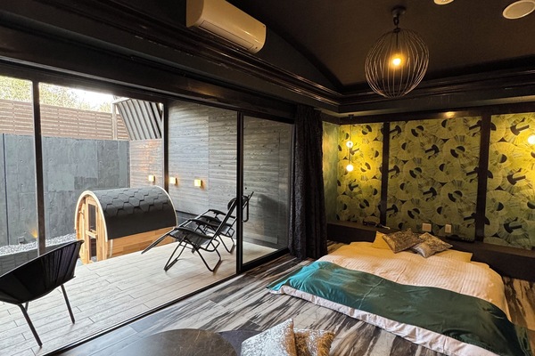 Deluxe Suite | Down comforters, desk, laptop workspace, soundproofing