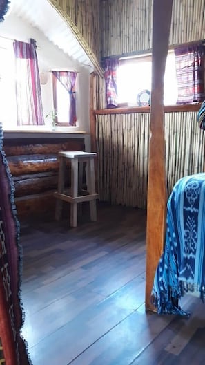 Cabaña Premium | Espacio para trabajar con laptop, wifi gratis y ropa de cama