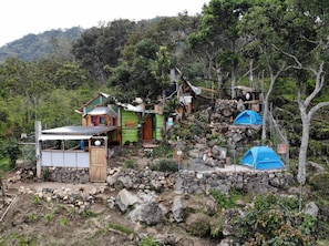 Vista frontal de la propiedad