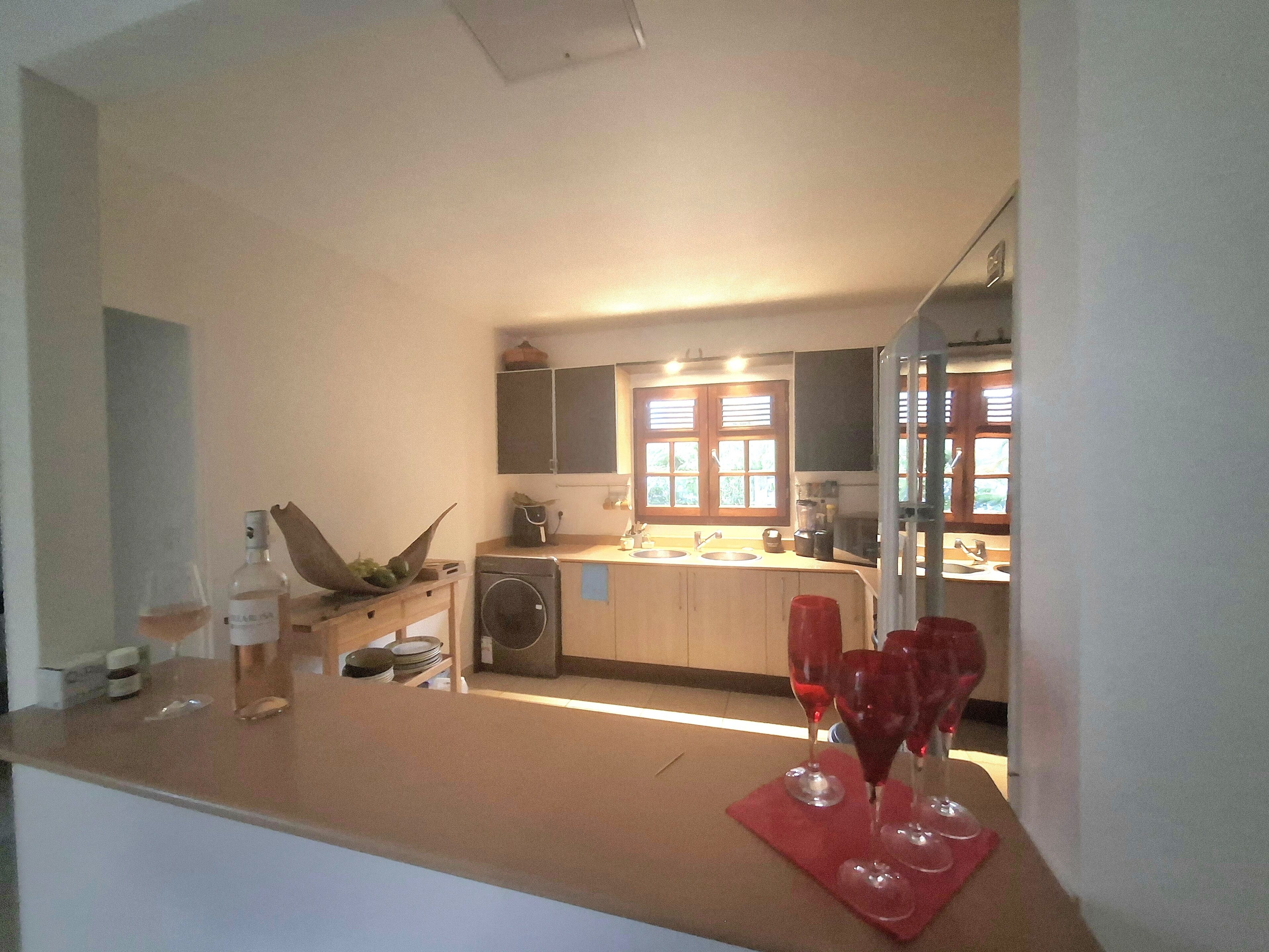 Fridge, oven, stovetop, coffee/tea maker