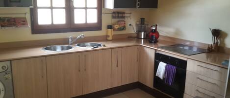 Fridge, oven, stovetop, coffee/tea maker