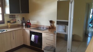 Kjøleskap, ovn, kokeplater og kaffetrakter/tekoker