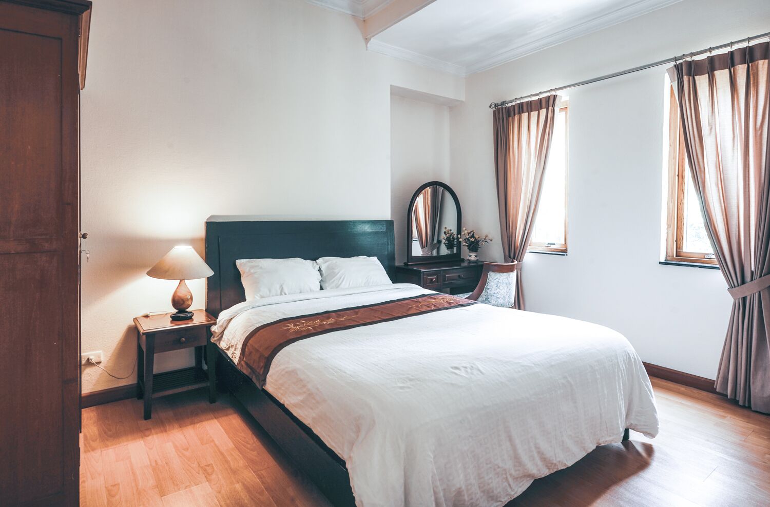 2 chambres, coffres-forts dans les chambres, fer et planche à repasser