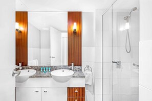 シャワー付き浴槽、ヘアドライヤー、タオル、石鹸