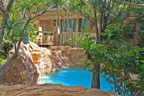 Indoor pool, outdoor pool - Sun City Ocean Views (Surfers Paradise)
