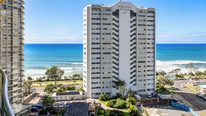 A tall hotel with a view of the ocean. - Sun City Ocean Views (Surfers Paradise)