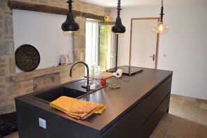 Refrigerador, microondas, horno y parrilla de estufa 