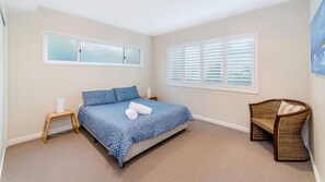 3 bedrooms, iron/ironing board, free Internet, bed sheets