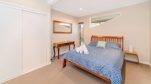 3 bedrooms, iron/ironing board, free Internet, bed sheets