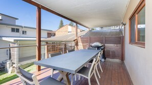 Outdoor dining - Seagrass Unit 2 - Room For The Whole Family, Walk to Main beach (Yamba)