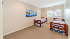 3 bedrooms, iron/ironing board, WiFi, bed sheets - Seagrass Unit 2 - Room For The Whole Family, Walk to Main beach (Yamba)