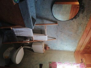 Douche, serviettes fournies, shampooing, papier de toilette