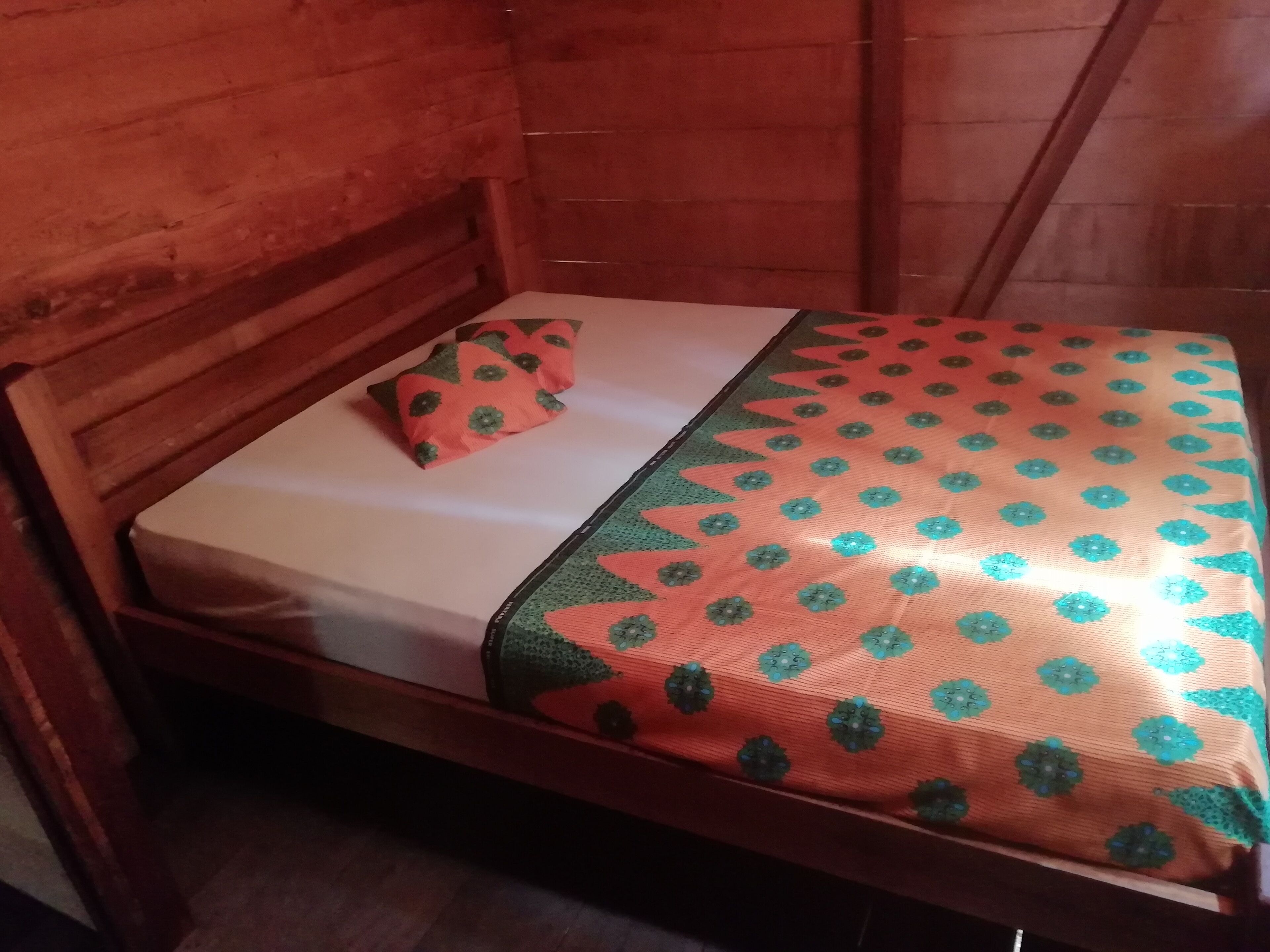 2 quartos, ferros/tábuas de passar roupa, roupa de cama