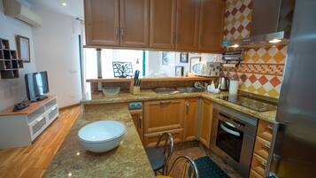 Frigorífico, microondas, horno y placa de cocina