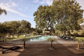 Een buitenzwembad, een verwarmd zwembad