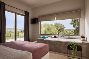 6 bedrooms, iron/ironing board, travel crib, WiFi - BBQ & Jacuzzi★HEATED pool★Big Garden★2 cars rental included★18 sleeps (Alikianos)