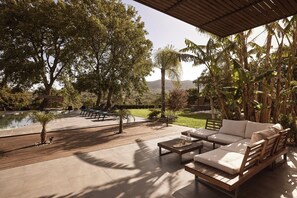Terrace/patio - BBQ & Jacuzzi★HEATED pool★Big Garden★2 cars rental included★18 sleeps (Alikianos)