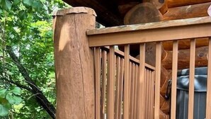 Un banco de madera con barandilla de metal y el número 637.